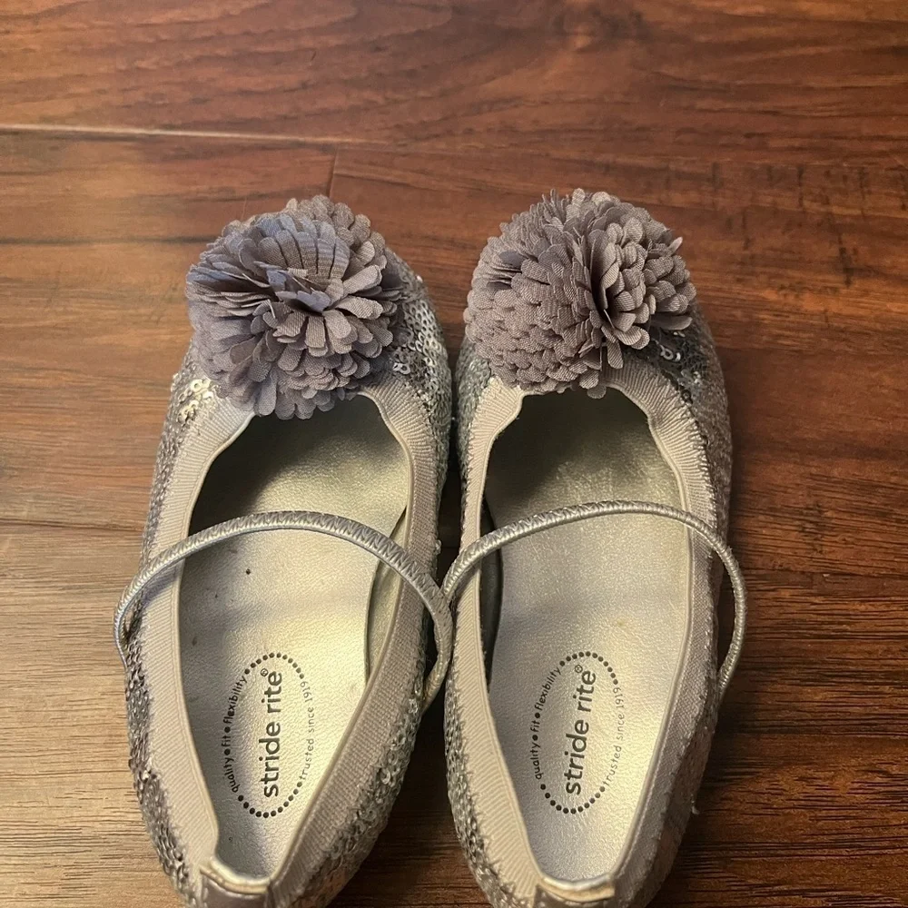 Stride Rite Buffy Silver Glitter Kids Shoes with Flower DetailSize 6.5